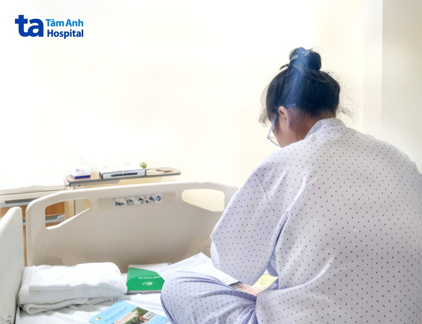 Chị H. đang xem lại hồ sơ khám bệnh hơn 1 năm nay
