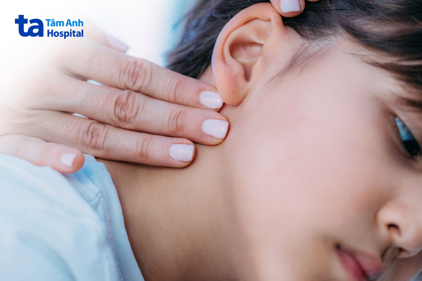 Chườm ấm và massage để xử lý hạch nhỏ