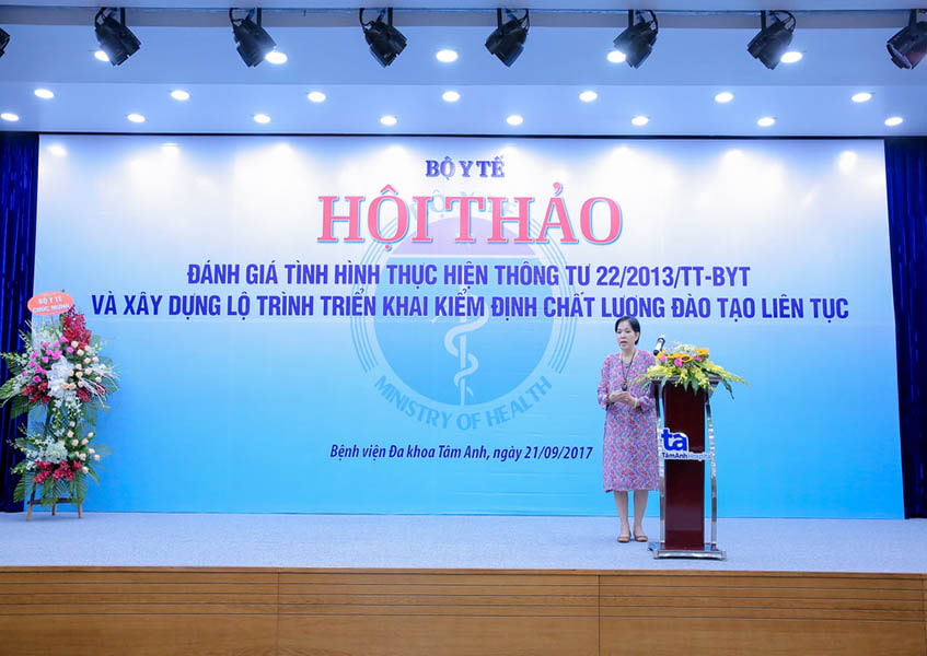 GS.TSKH. Vũ Thị Minh Thục, Giám đốc Trung tâm đào tạo và nghiên cứu khoa hoc, Bệnh viện Đa khoa Tâm Anh, Đại diện Ban lãnh đạo Bệnh viện và Trung tâm phát biểu về tình hình đào tạo và tầm quan trọng của đào tạo liên tục các cán bộ Y tế.