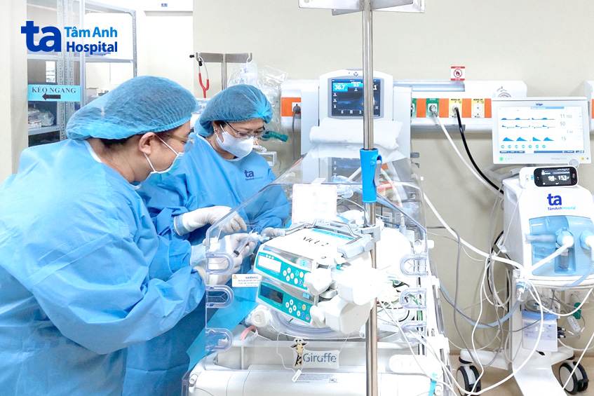 đặt catheter đường truyền tĩnh mạch trung tâm cho trẻ