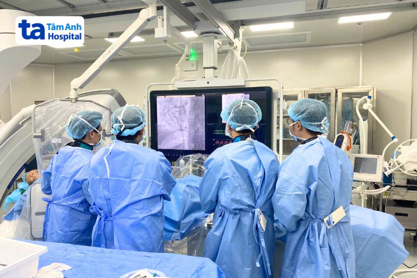 Đặt stent giúp tái thông động mạch vành cho bệnh nhân