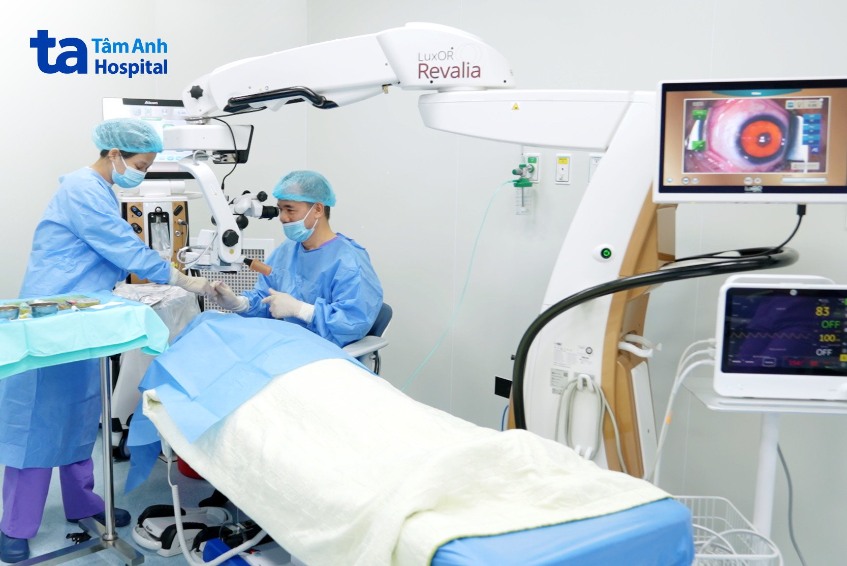 đặt thủy tinh thể nhân tạo
