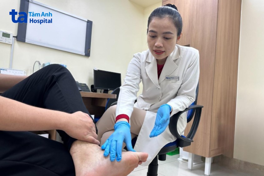 dấu hiệu chân nổi đốm nâu