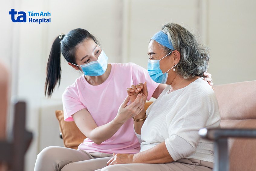 Đeo khẩu trang khi chăm sóc người già bị viêm phổi