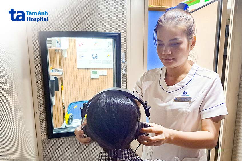 Đeo tai nghe trước khi đo thính lực đồ