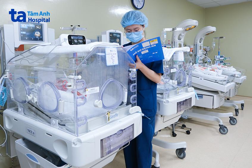 điều dưỡng kiểm tra hồ sơ bệnh án từng bệnh nhi