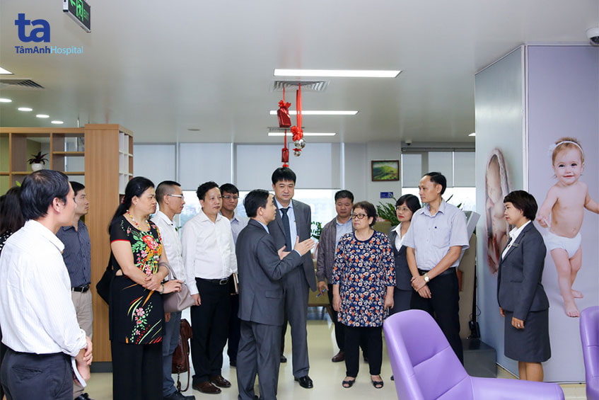 PGS.TS.BS Đồng Khắc Hưng - Phó TGĐ BV Tâm Anh giới thiệu Bệnh viện tới các lãnh đạo Viện Công nghệ sinh học.