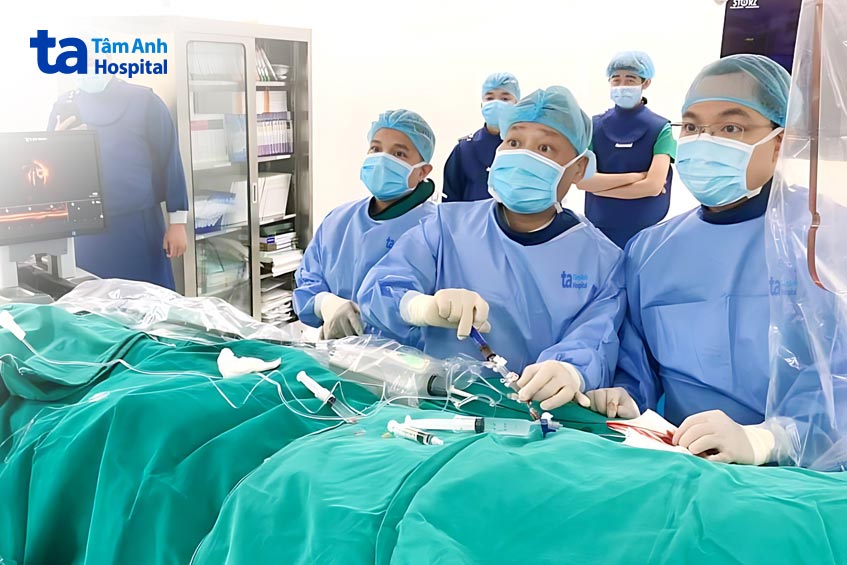 Ê kíp bác sĩ khoa tim mạch thực hiện đặt stent tái thông mạch vành cho bệnh nhân