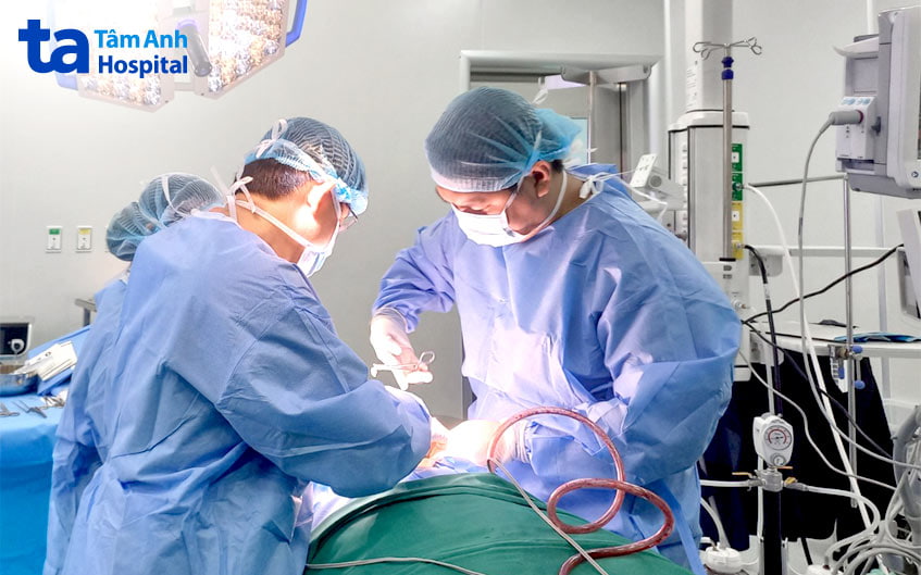 Ê kíp phẫu thuật dẫn lưu não thất cho bệnh nhân