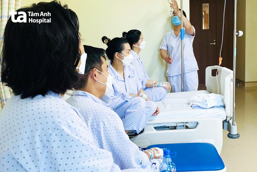 gia đình đang phục hồi sức khỏe