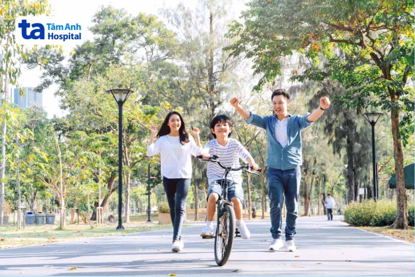 Khuyến khích trẻ vận động thể dục đều đặn, tập luyện ở mức độ vừa phải