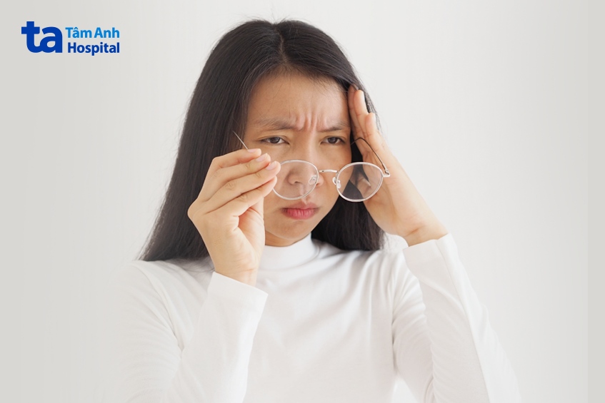 mắt bị lỗ hoàng điểm