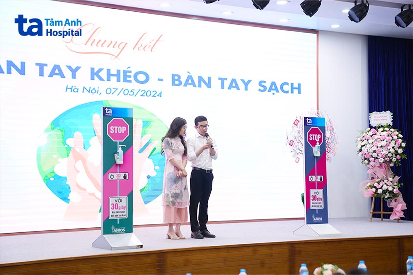 MC phổ biến luật chơi phần thi bàn tay sạch