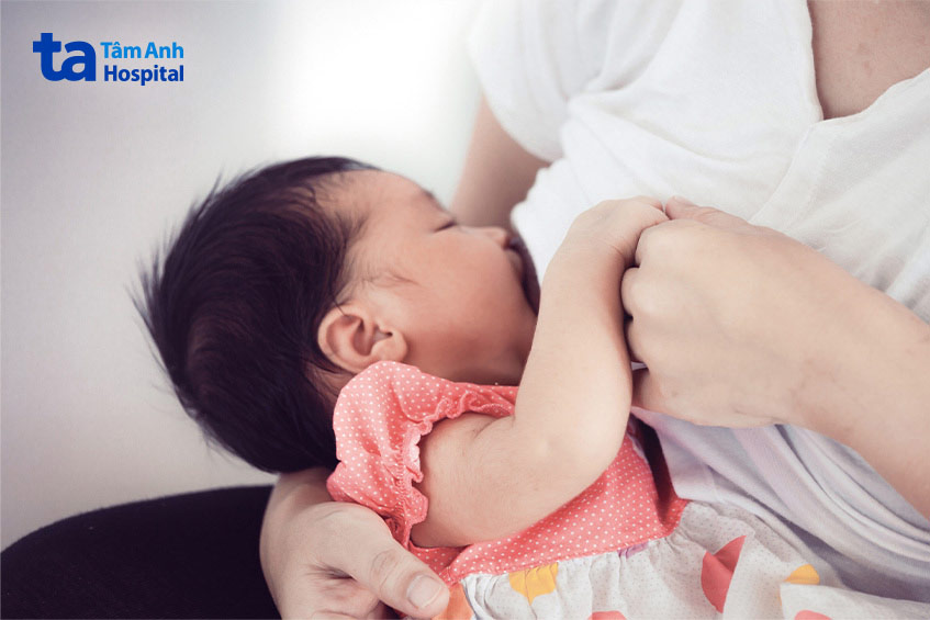 Mẹ nên để trẻ bú bao lâu tùy thích
