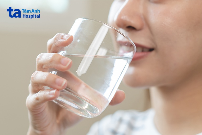 Người bệnh nên ăn uống đủ, uống nhiều nước