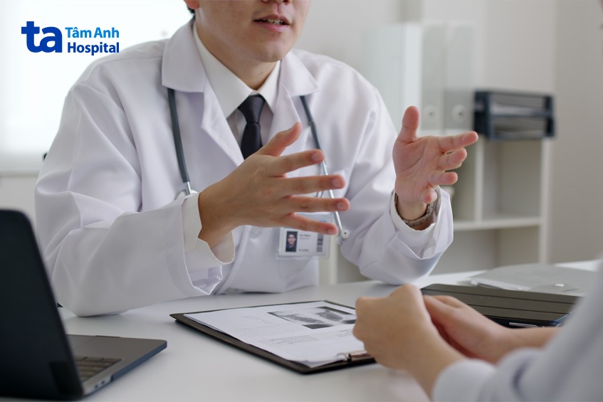 Người bị viêm phổi hít cần đến gặp bác sĩ