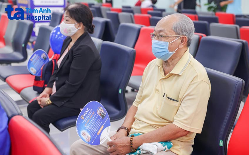 Người lớn tuổi là đối tượng cần tiêm vắc xin cúm