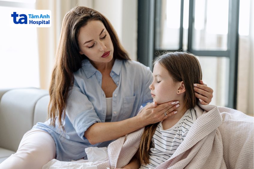 Nổi hạch cổ ở trẻ em có thể gây các triệu chứng mệt mỏi