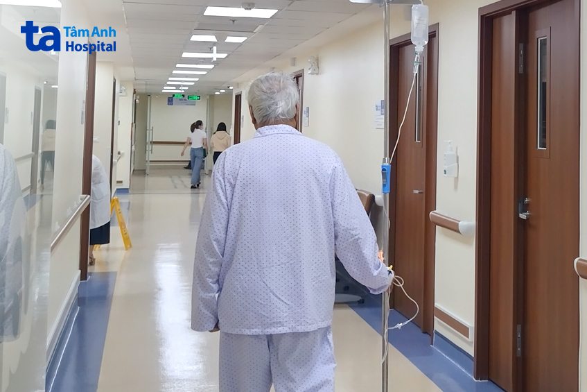 Ông D. đi lại trong hành lang khu nội trú khoa Nội tiết
