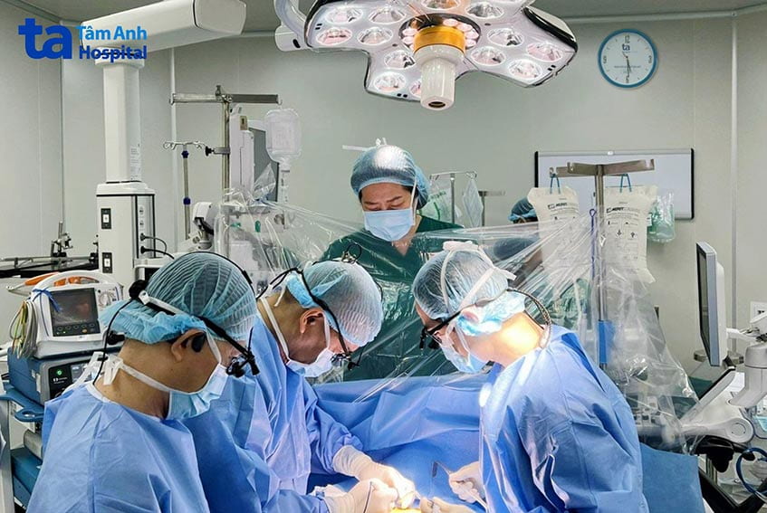 PGS Nguyễn Hữu Ước (thứ hai từ trái qua) thay van tim cho bà Hương