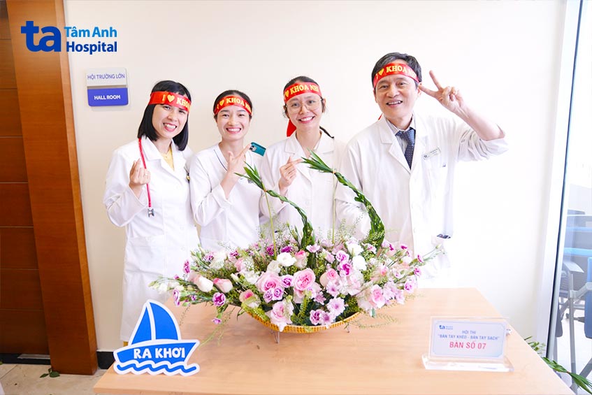  Phần thi cắm hoa với sự tham gia của các bác sĩ