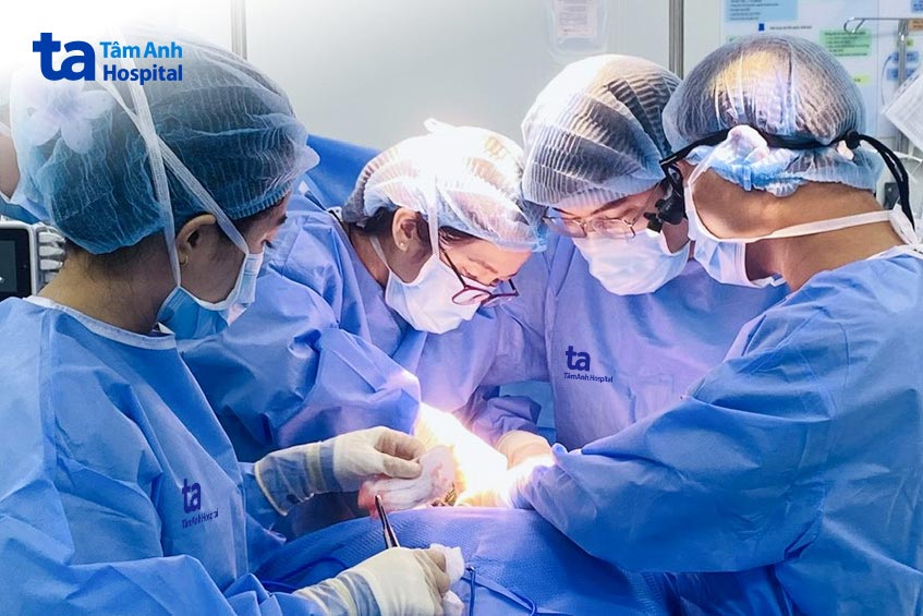 Các bác sĩ phẫu thuật cắt toàn bộ tuyến giáp cho bệnh nhân