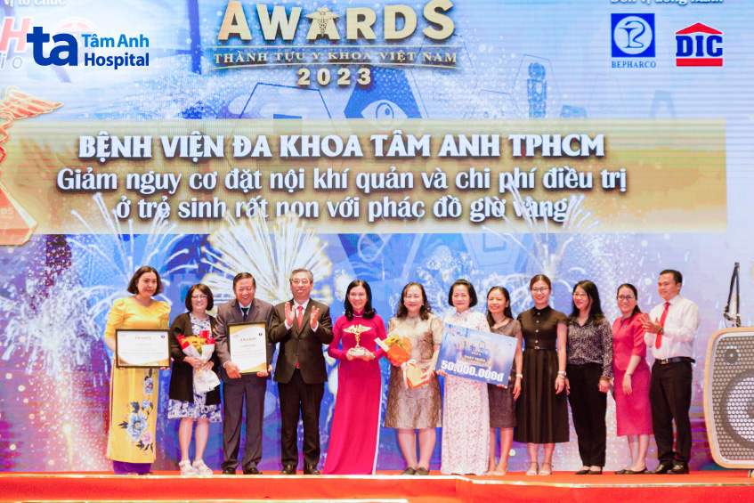 Phó Bí thư Thành ủy TP HCM trao giải Thành tựu y khoa