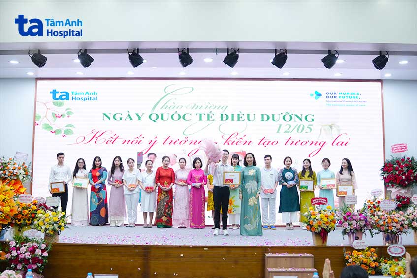 Thạc sĩ ngô thị ngọc hoa trao thưởng tại buổi lễ