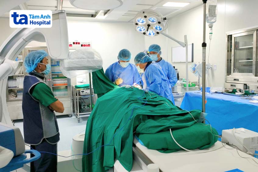 Thực hiện thủ thuật cấy ghép thiết bị tái đồng bộ tim cho bệnh nhân tại Bệnh viện Đa khoa Tâm Anh