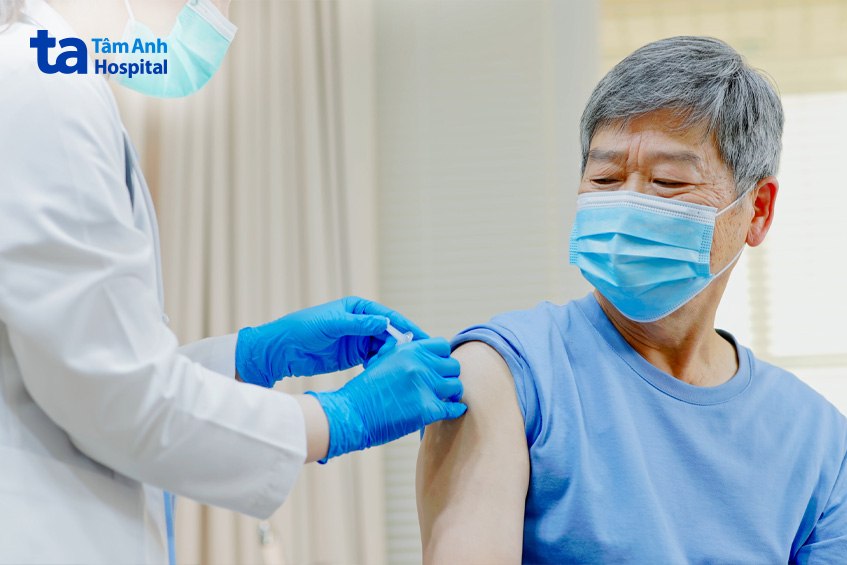 Tiêm phòng giúp người cao tuổi ngăn chặn bệnh viêm phổi