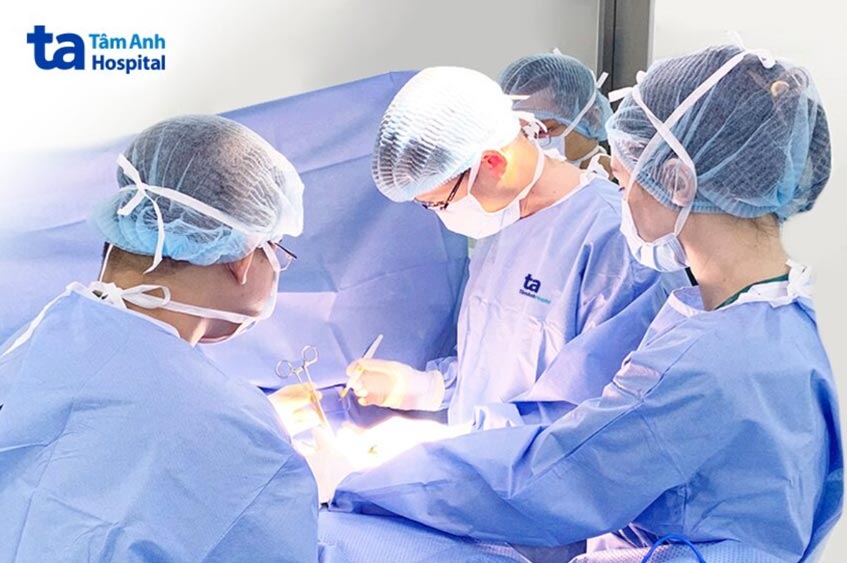 tiến hành phẫu thuật cho người bệnh