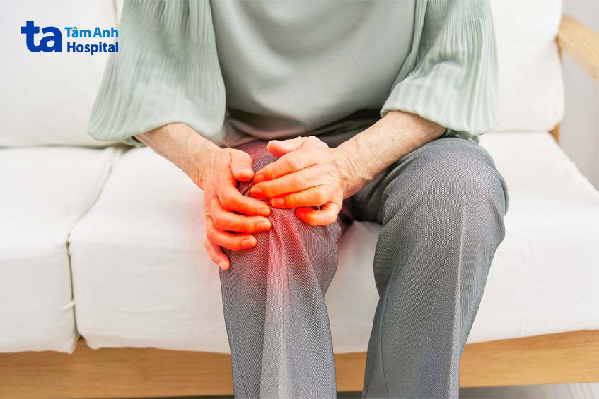 tràn dịch đầu gối cần được điều trị sớm