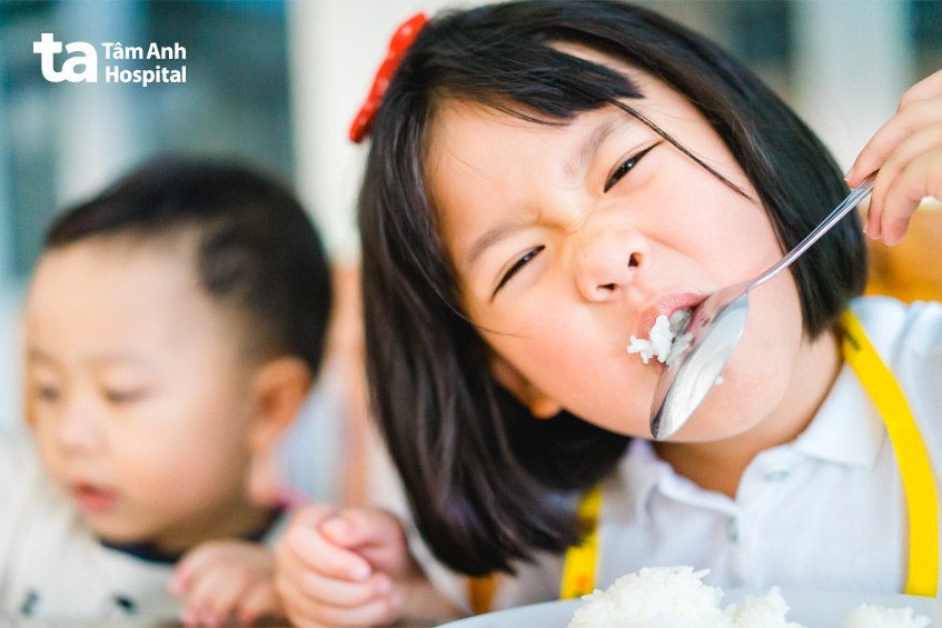 Trẻ đùa nghịch khi ăn có nguy cơ bị viêm phổi hít