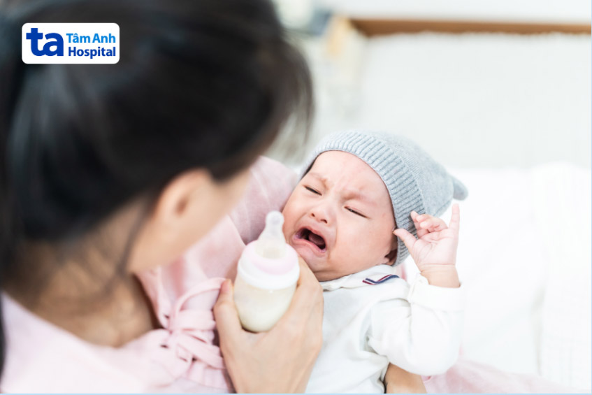 Trẻ sơ sinh mắc bệnh tim bẩm sinh thường quấy khóc, bú ít