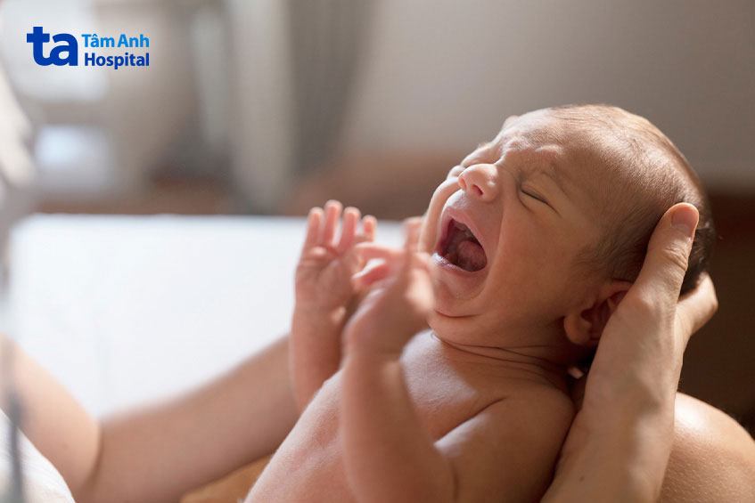 trẻ quấy khóc khi ngừng bú mẹ