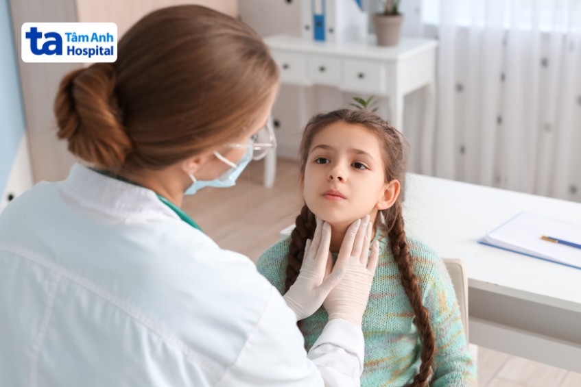 Trẻ sốt nổi hạch cổ cần được đưa đến bệnh viện