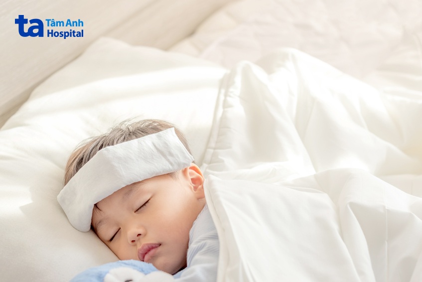 Trẻ sưng hạch ở háng kèm theo sốt cao kéo dài