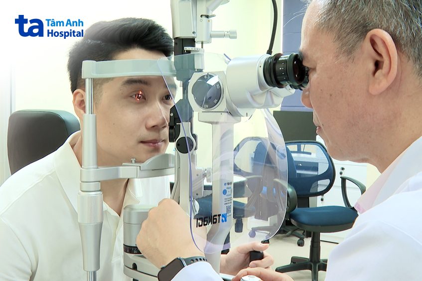 ttưt pgs ts bs nguyễn xuân hiệp bvdk tâm anh đang thực hiện khám mắt cho người bệnh