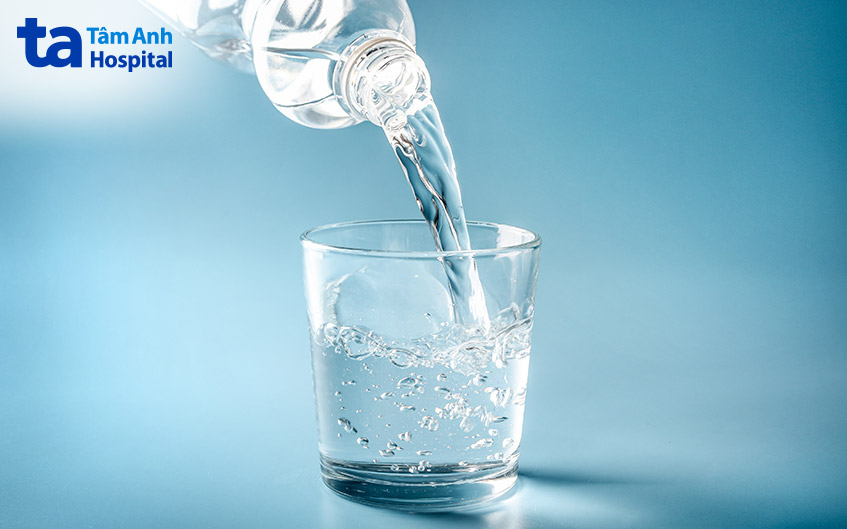 uống nước giúp đào thải acid uric