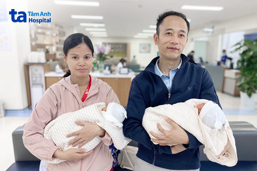 Vợ chồng chị Xuyền và hai con ngày xuất viện