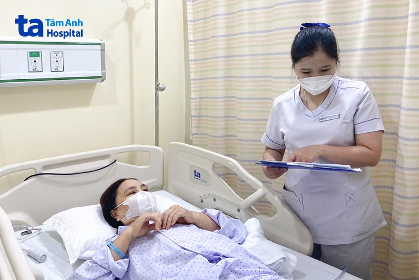 Bà Giá được chăm sóc sau phẫu thuật