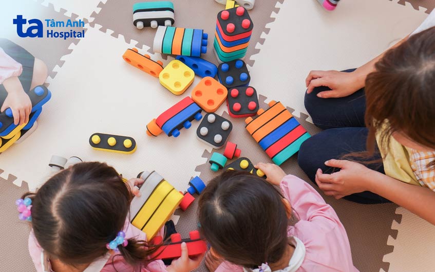 ba mẹ nên giám sát trẻ chặt