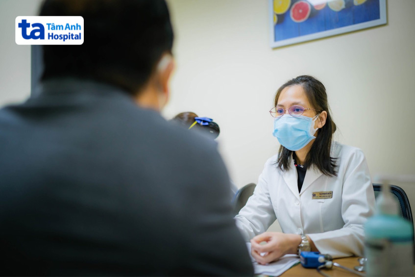 Bác sĩ thực hiện chẩn đoán lâm sàng cho bệnh nhân hở van động mạch phổi