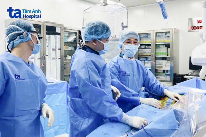 Các bác sĩ chuẩn bị dụng cụ can thiệp cho một trường hợp tắc động mạch chi dưới