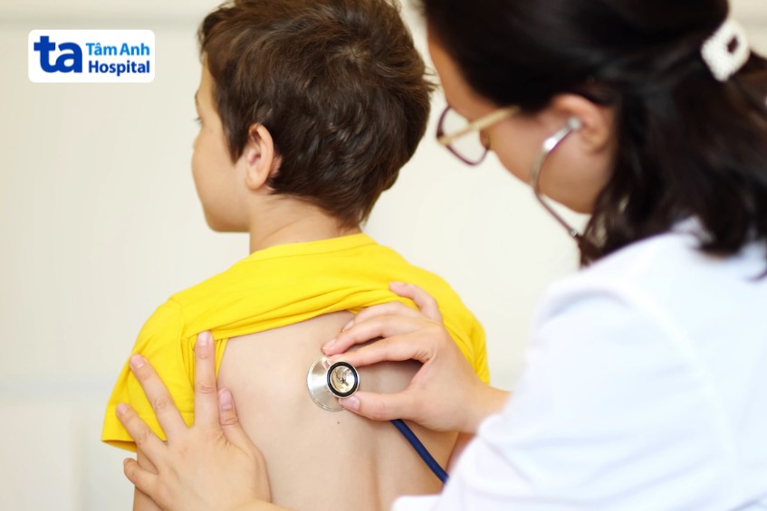 Bác sĩ có thể chẩn đoán viêm phế quản ở trẻ