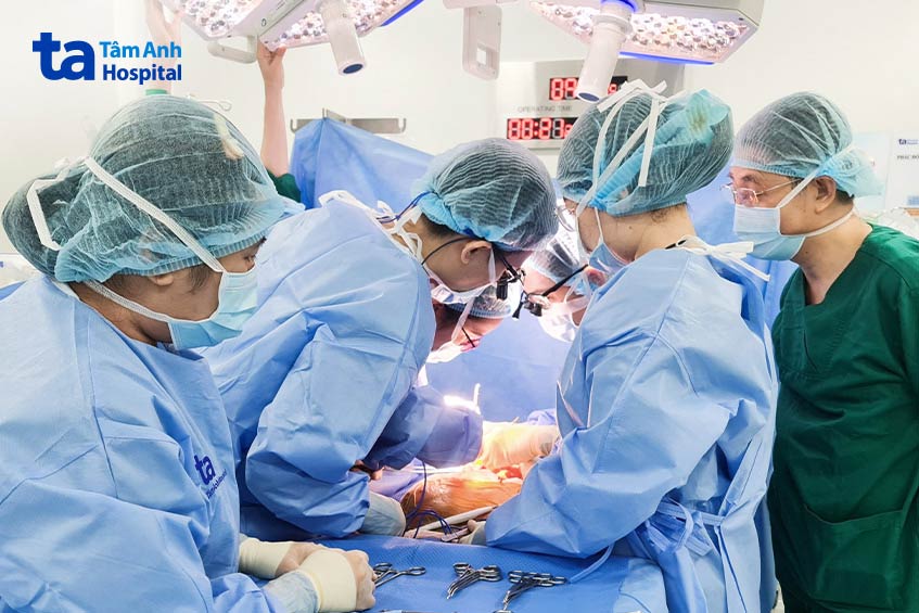 Bác sĩ đa chuyên khoa phối hợp phẫu thuật lấy bướu giáp thòng cho bệnh nhân