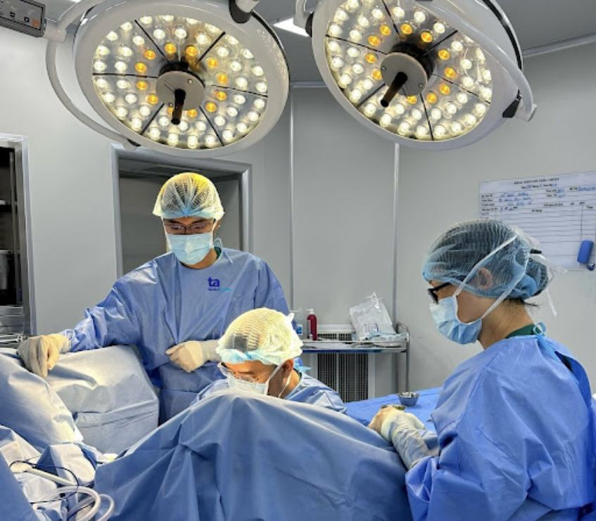 Bác sĩ Đỗ Trọng cùng ê kíp phẫu thuật cắt lỗ rò hậu môn