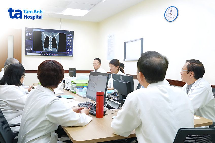 Bác sĩ hội chẩn đa chuyên khoa về trường hợp của ông Phong
