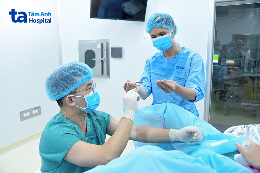 Các bác sĩ IVFTA đang thực hiện chuyển phôi cho người bệnh