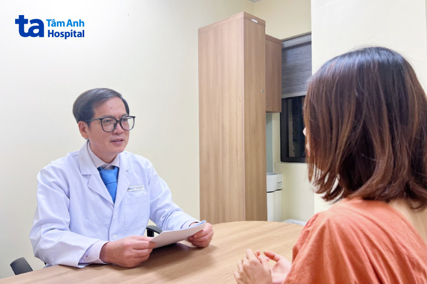 bác sĩ lê ngọc vinh tư vấn cho người bệnh - Copy